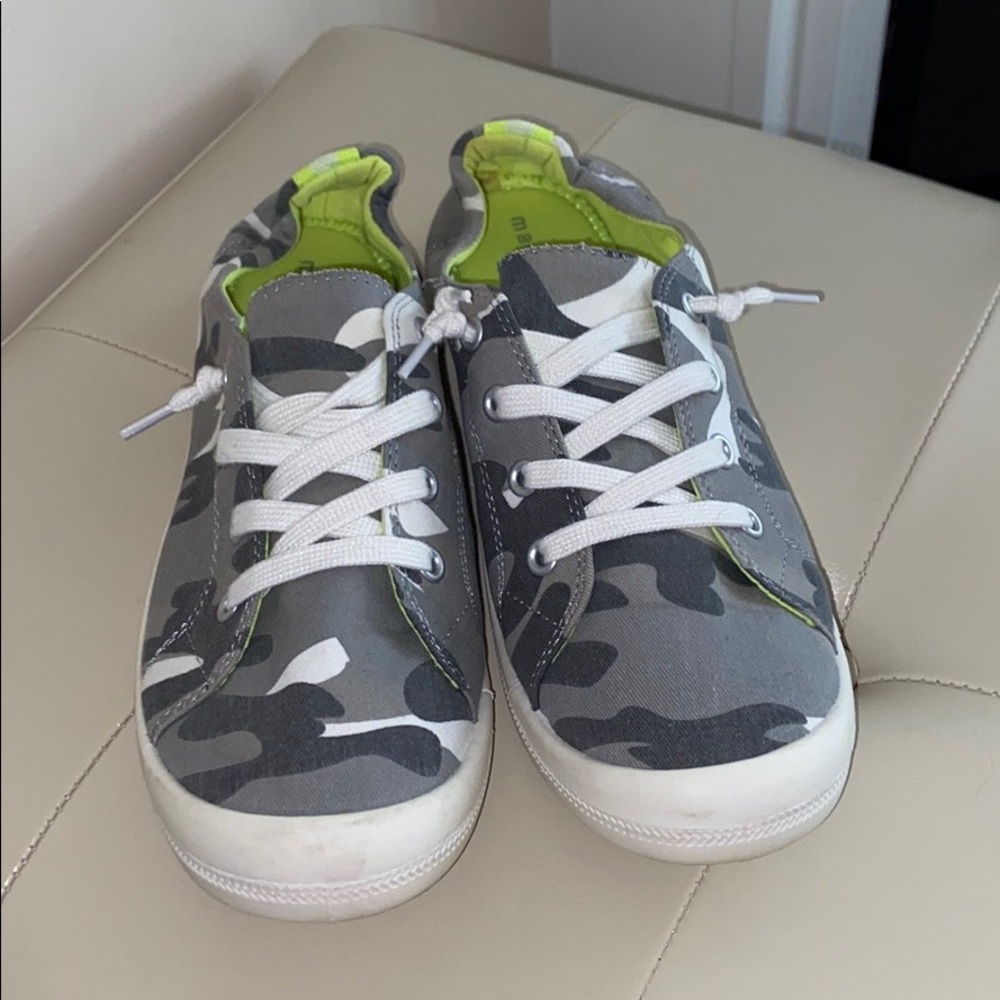 Cameo size 10 sneakers slip on. Worn one time